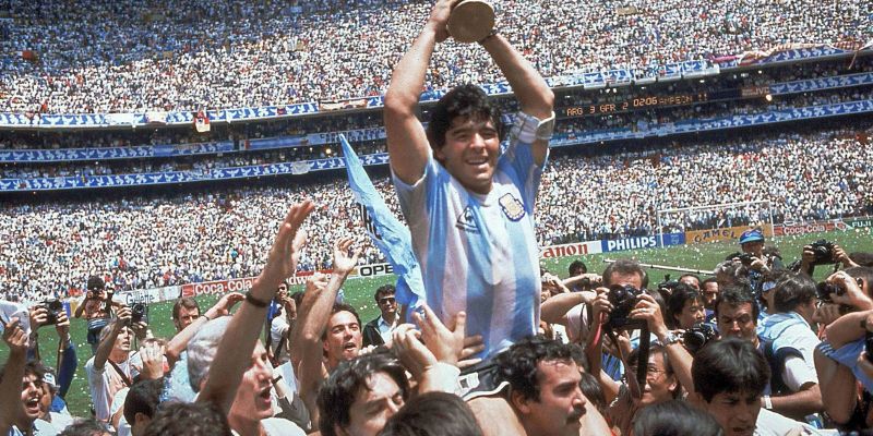 Maradona - Tài năng xuất chúng nhưng cũng tai tiếng ngất trời