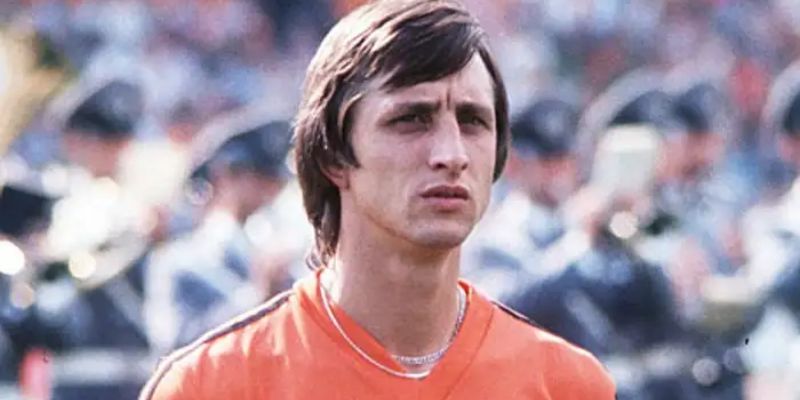 Johan Cruyff là người đã đặt nền móng cho lối chơi tiki-taka huyền thoại